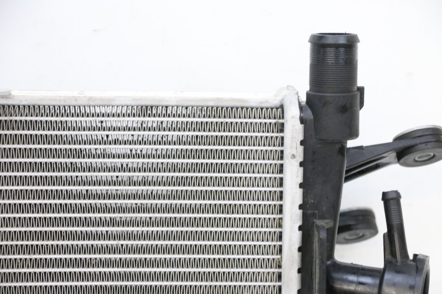 photo de RIGHT COOLANT RADIATOR BMW R GS 1250 (2021 - 2024) - Surface and material condition