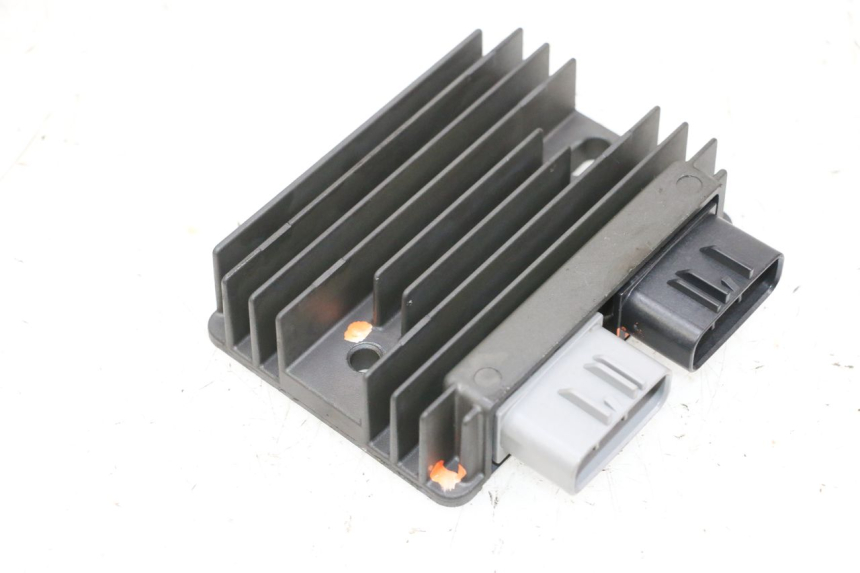 photo de REGULATOR PIAGGIO MP3 HPE 300 (2019 - 2026) - Product overview