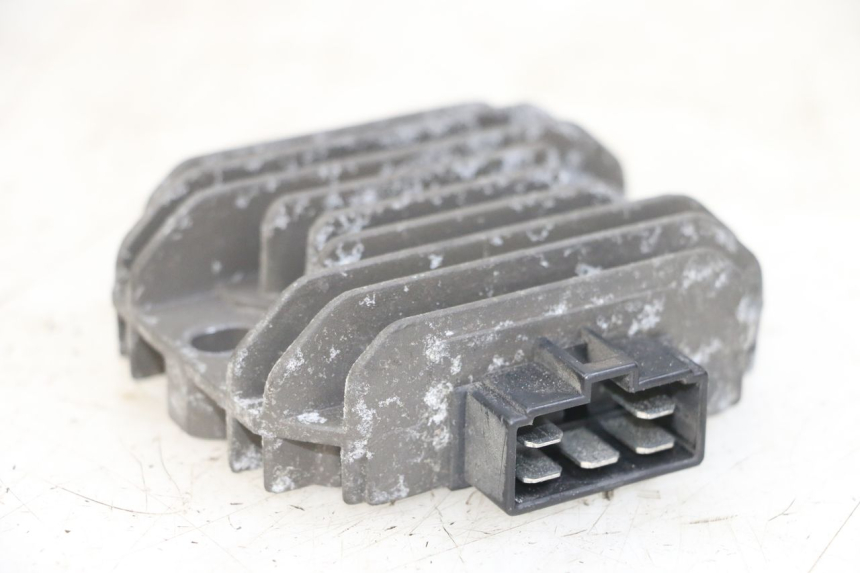 photo de CHARGING REGULATOR PIAGGIO XEVO - X EVO 125 (2007 - 2016) - Technical close-up