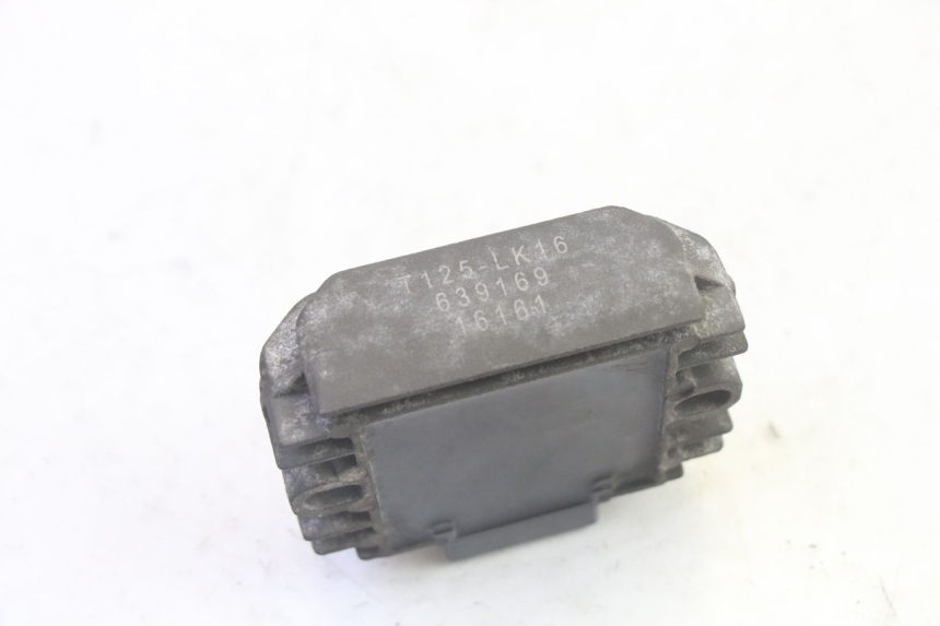 photo de CHARGING REGULATOR PIAGGIO XEVO - X EVO 125 (2007 - 2016) - Technical close-up