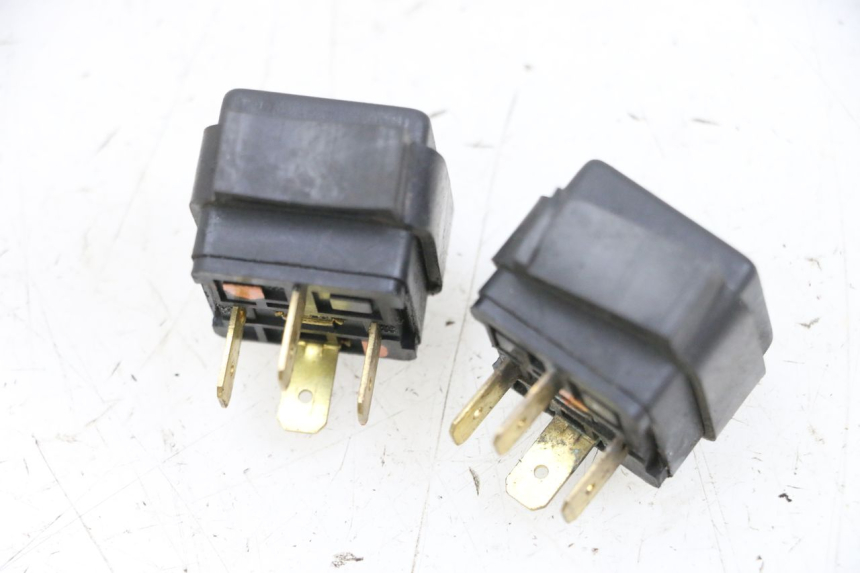 photo de ELECTRICAL RELAY YAMAHA YP MAJESTY 125 (2002 - 2006) - Alternative perspective