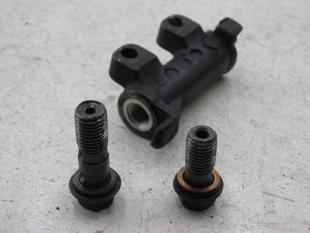 photo de BRAKE PROPORTIONING VALVE YAMAHA FZS FAZER 600 (1998 - 2001)