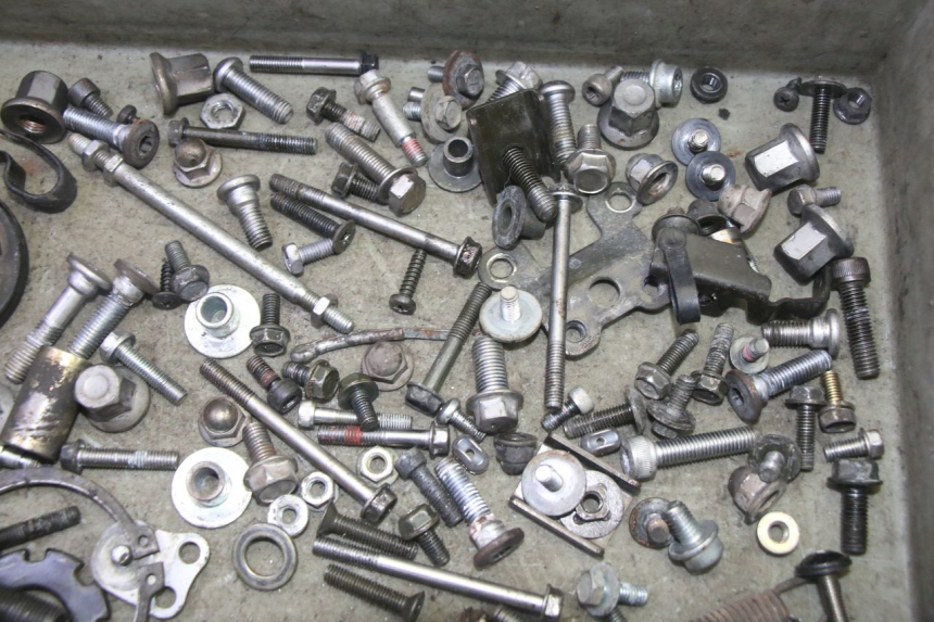 photo de SCREW HARDWARE BAG KAWASAKI ZR 7 750 (1999 - 2001) - Zoom on usage condition