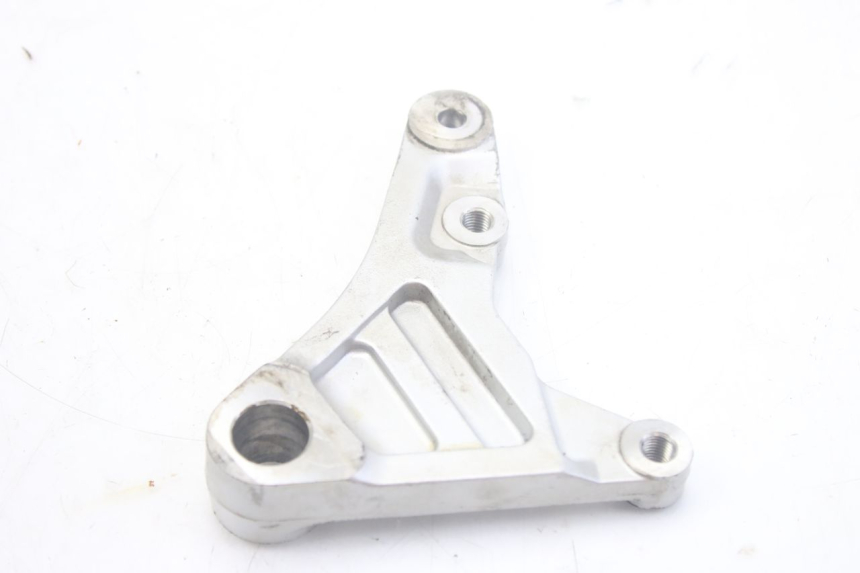 photo de REAR BRAKE CALIPER BRACKET YAMAHA FZS FAZER 600 (1998 - 2001)