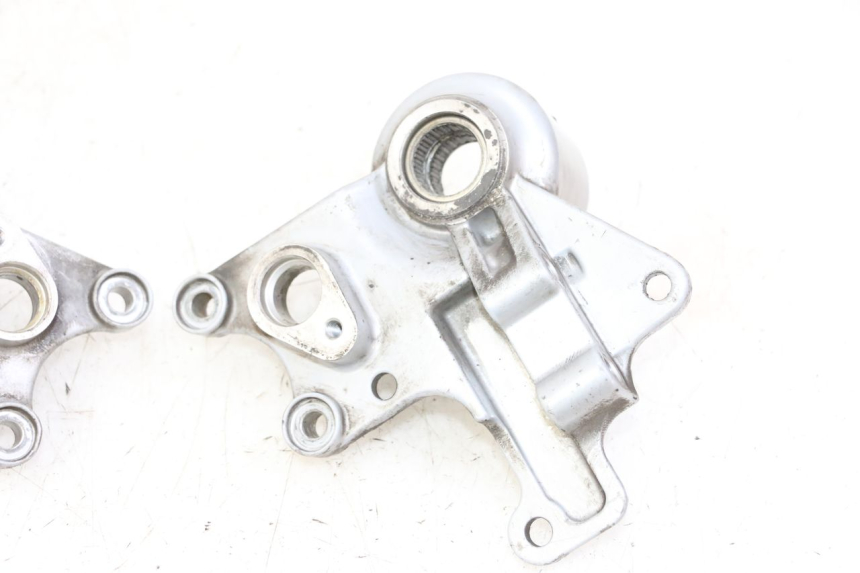 photo de FRONT CALIPER BRACKET PIAGGIO MP3 125 (2006 - 2014)