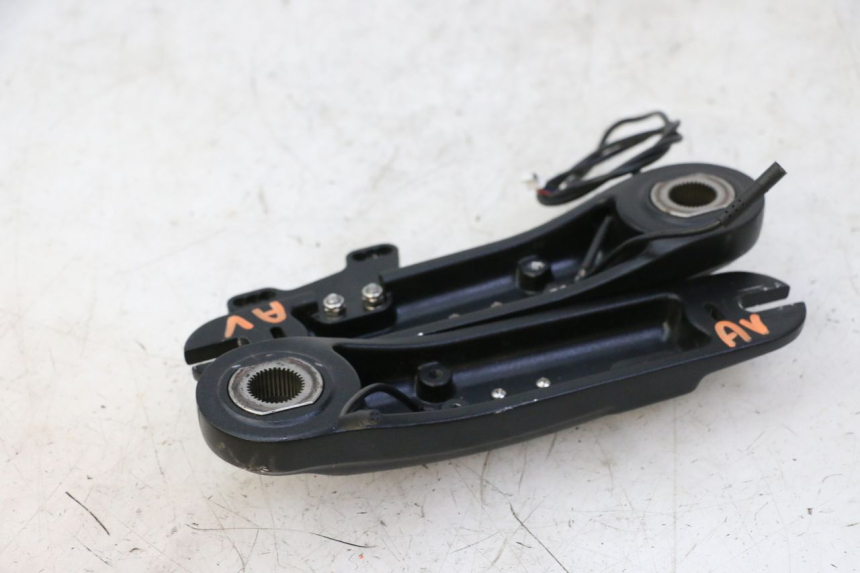 photo de FRONT BRAKE CALIPER BRACKET DUALTRON VICTOR LIMITED 1