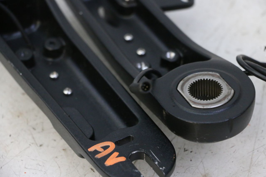 photo de FRONT BRAKE CALIPER BRACKET DUALTRON VICTOR LIMITED 1