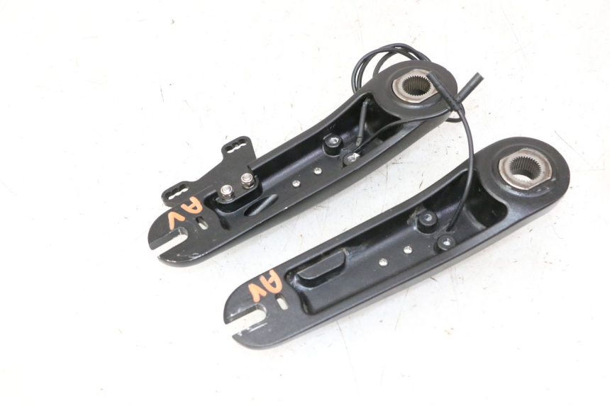 photo de FRONT BRAKE CALIPER BRACKET DUALTRON VICTOR LIMITED 1