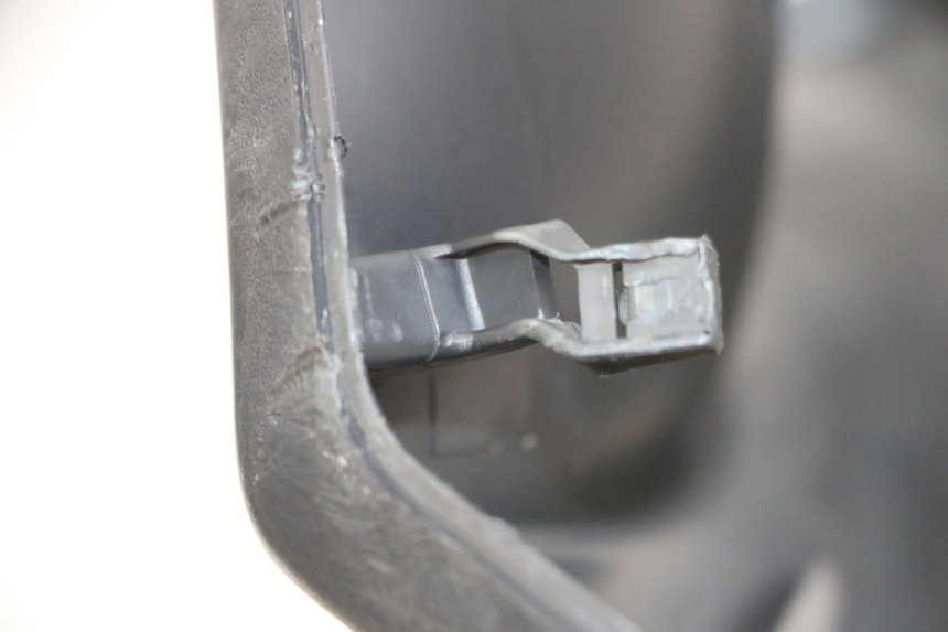 photo de LOWER INNER FAIRING PIAGGIO FLY 4T 50 (2013 - 2017) - Zoom on usage condition