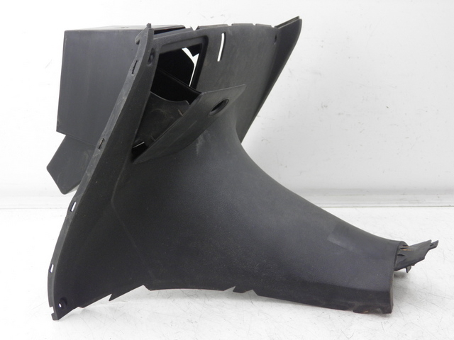 photo de INNER LEGSHIELD LOWER YAMAHA YP MAJESTY 125 (2002 - 2006) - Surface and material condition