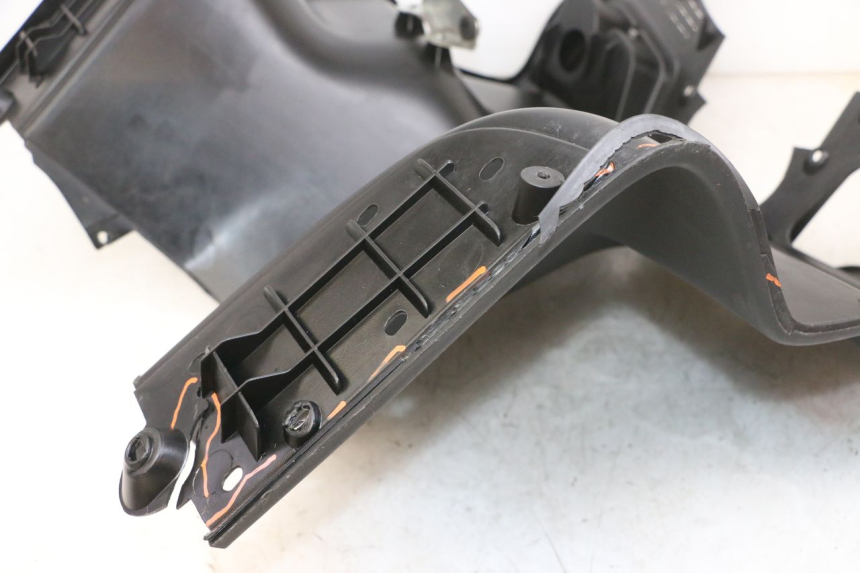 photo de INNER LEGSHIELD PIAGGIO XEVO - X EVO 125 (2007 - 2016) - Distinctive features