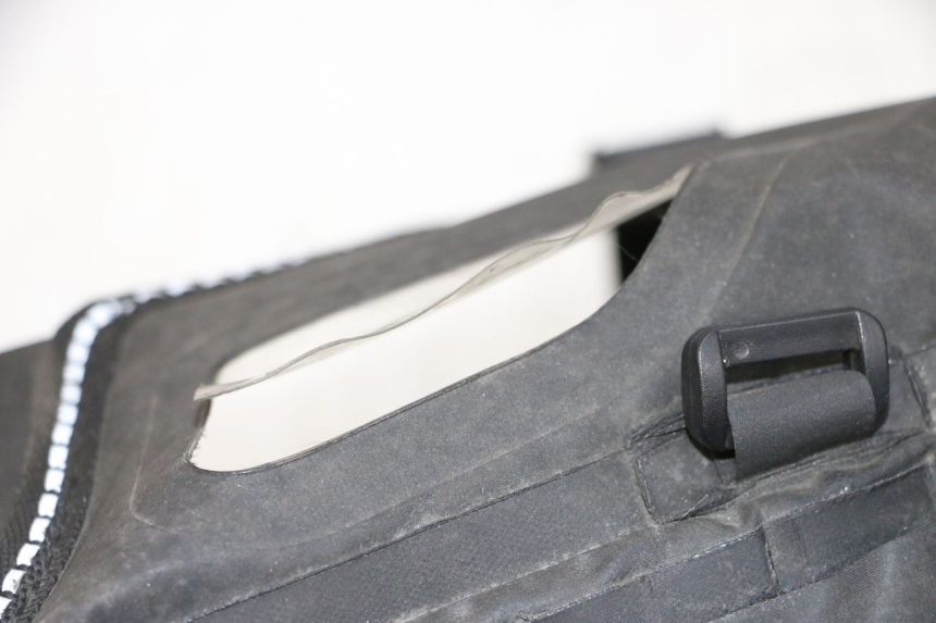 photo de LEG COVER PIAGGIO MP3 HPE 300 (2019 - 2026) - Zoom on usage condition