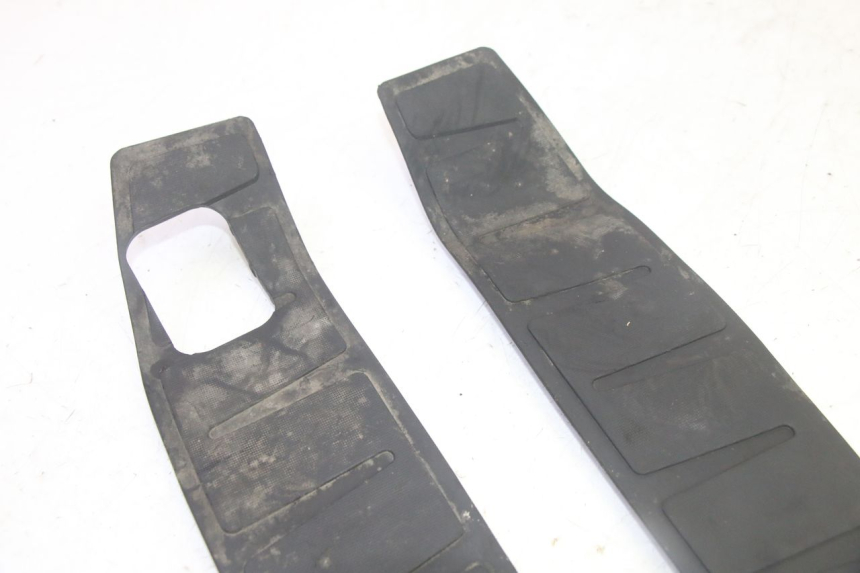 photo de FLOOR PANEL RUBBER PIAGGIO MP3 HPE 350 (2018 - 2020) - Zoom on usage condition