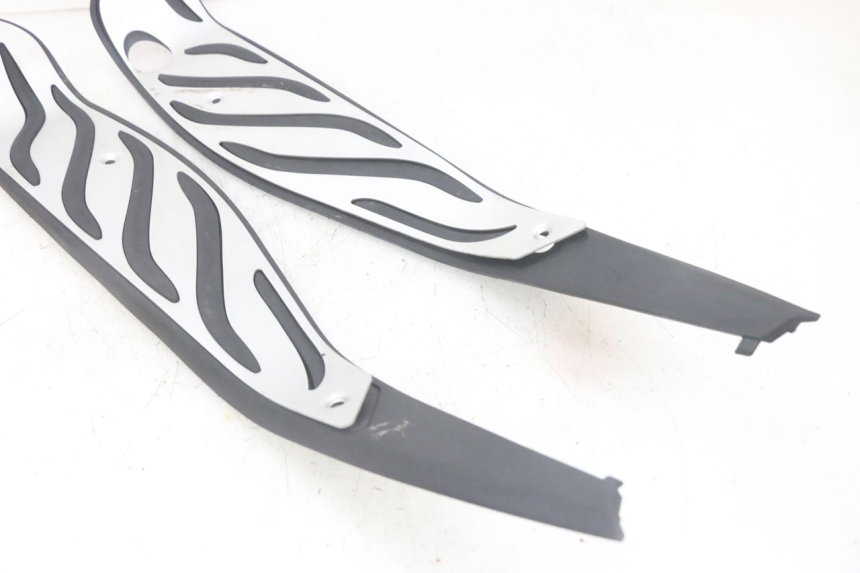 photo de FLOOR PANEL RUBBER PIAGGIO MP3 HPE 300 (2019 - 2026) - High-resolution close-up
