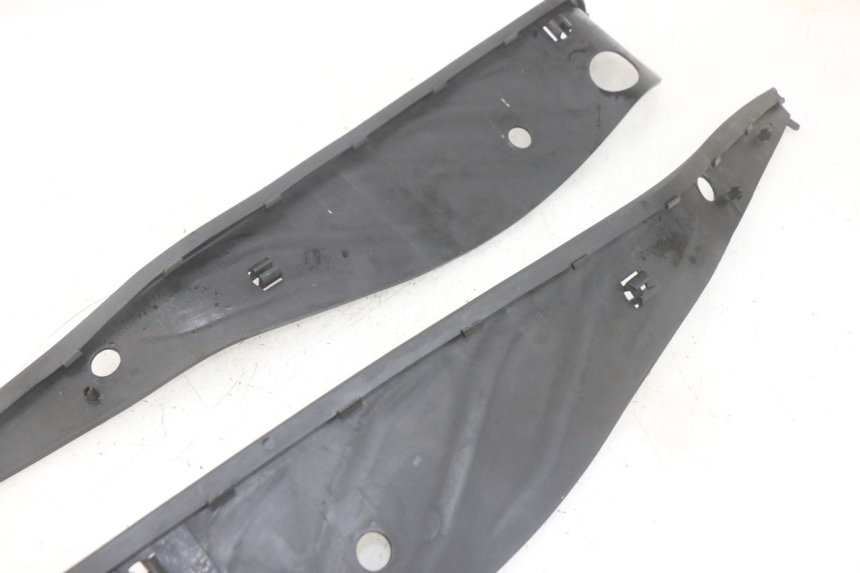 photo de FLOOR PANEL RUBBER PIAGGIO MP3 HPE 300 (2019 - 2026) - Alternative perspective