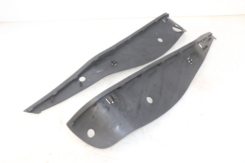 photo de FLOOR PANEL RUBBER PIAGGIO MP3 HPE 300 (2019 - 2026) - Technical close-up