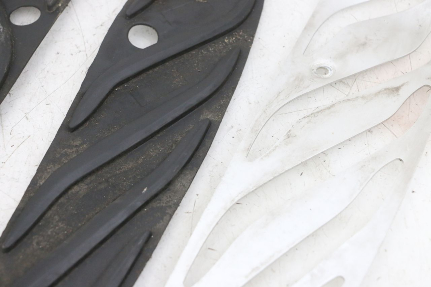 photo de FLOOR PANEL RUBBER PIAGGIO MP3 500 (2016 - 2018) - Component zoom