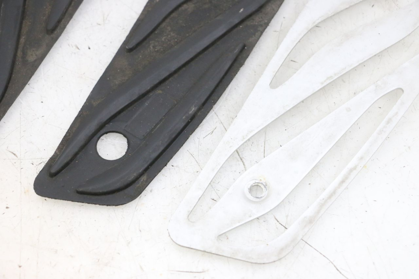 photo de FLOOR PANEL RUBBER PIAGGIO MP3 500 (2016 - 2018) - High-resolution close-up