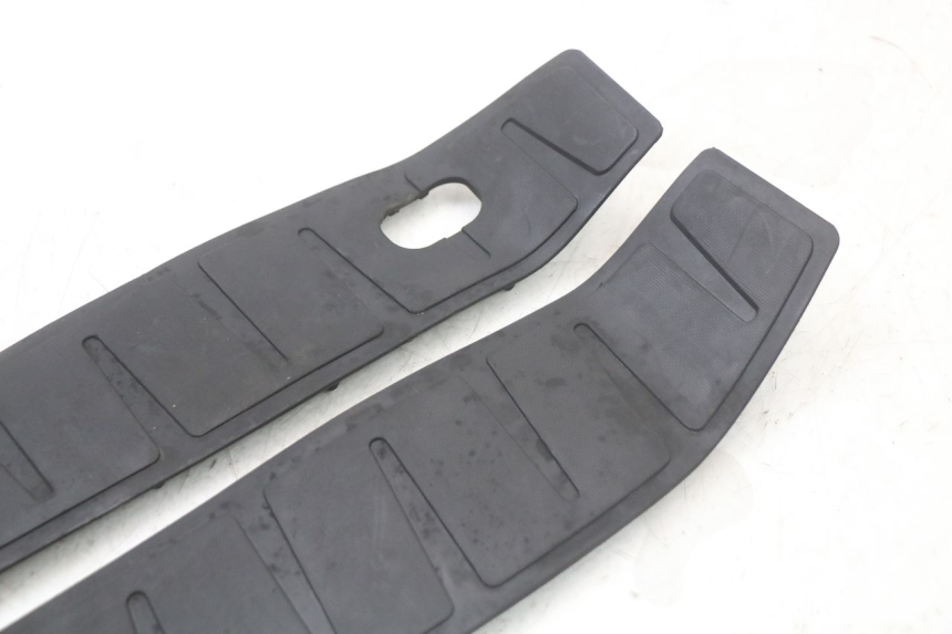 photo de FLOOR PANEL RUBBER PIAGGIO MP3 HPE 350 (2018 - 2020)