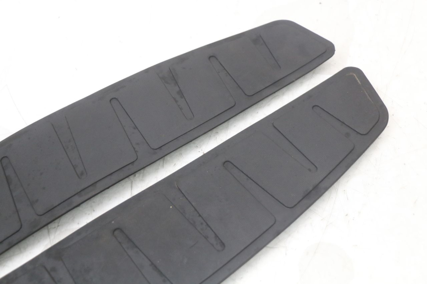 photo de FLOOR PANEL RUBBER PIAGGIO MP3 HPE 350 (2018 - 2020)