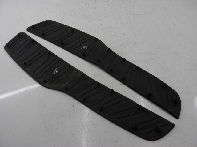 photo de FLOOR PANEL RUBBER PIAGGIO XEVO - X EVO 125 (2010 - 2015) - Component detail