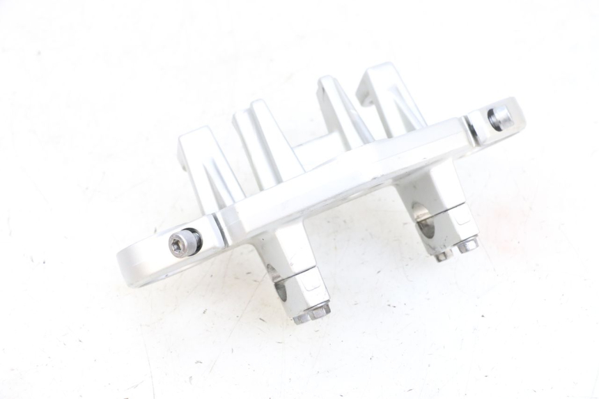 photo de UPPER FORK YOKE KAWASAKI ZR 7 750 (1999 - 2001) - Zoom on usage condition