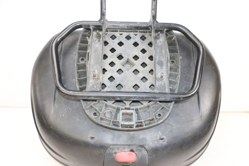 photo de TOP BOX PEUGEOT KISBEE 4T 50 (2010 - 2017) - Zoom on usage condition