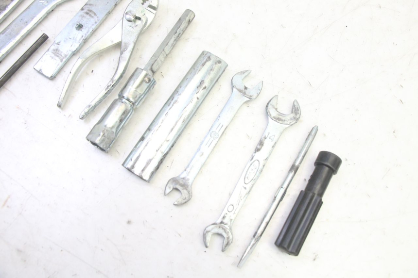 photo de TOOL KIT HONDA CBR RR FIREBLADE 900 (1992 - 1994)