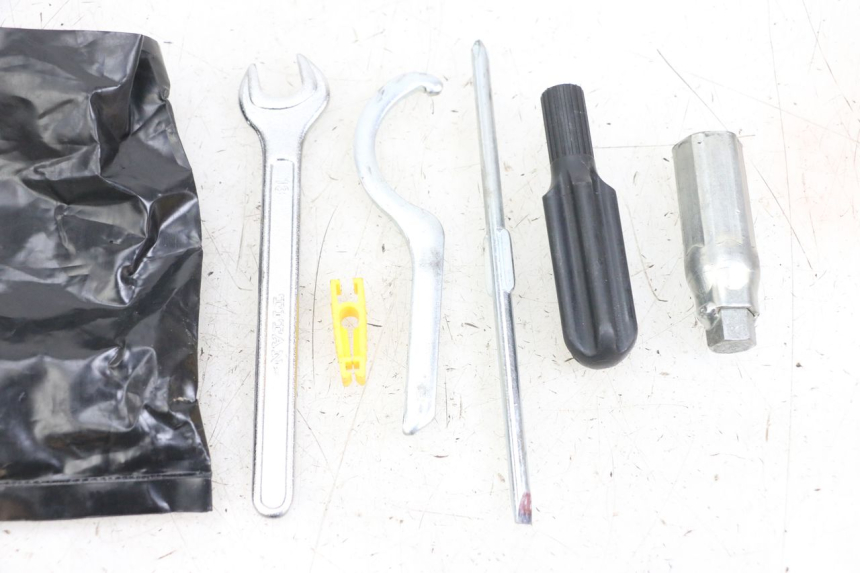 photo de TOOL KIT PIAGGIO X8 125 (2004 - 2007)