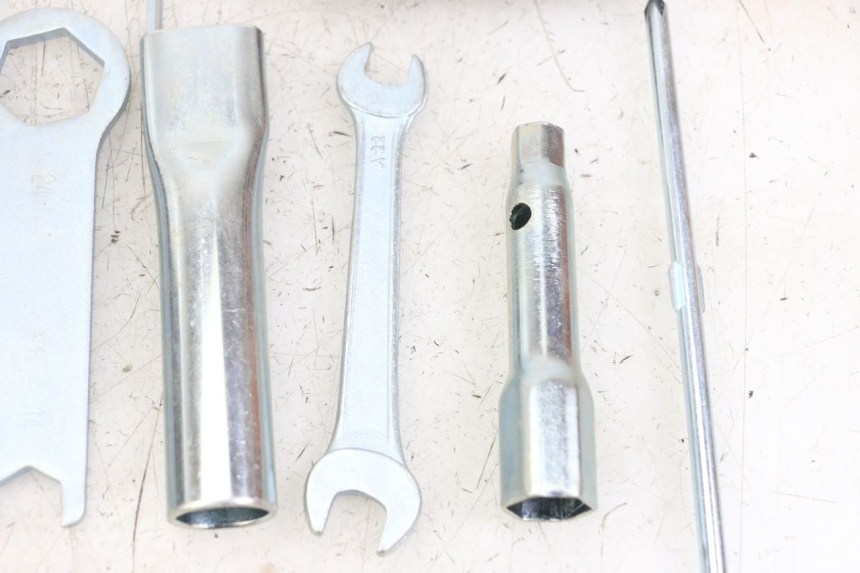 photo de TOOL KIT ROYAL ENFIELD SCRAM 411 (2022 - 2024)