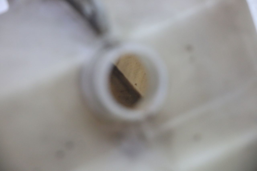 photo de COOLANT EXPANSION BOTTLE KAWASAKI GPZ RX 1000 (1986 - 1988) - Alternative perspective