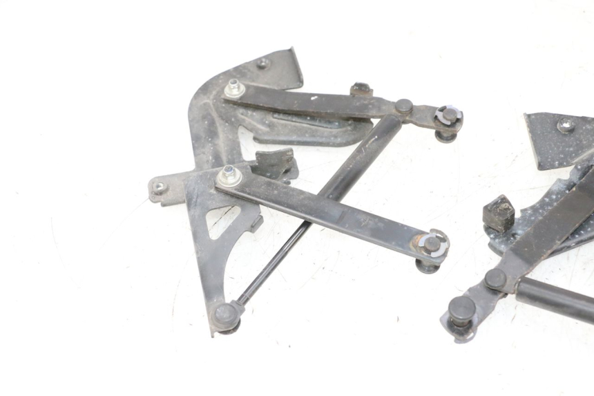 photo de UNDERSEAT ROD SHOCK PEUGEOT SATELIS 125 (2013 - 2018) - Zoom on usage condition