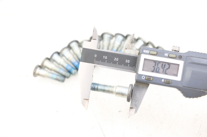 photo de BRAKE DISC BOLT SUZUKI GSF N BANDIT 600 (1996 - 1999) - Alternative perspective