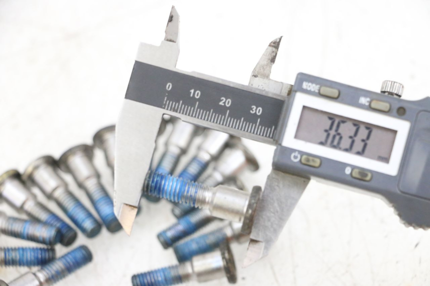 photo de BRAKE DISC BOLT SUZUKI GSXR GSX-R 1000 (2003 - 2004) - Alternative perspective