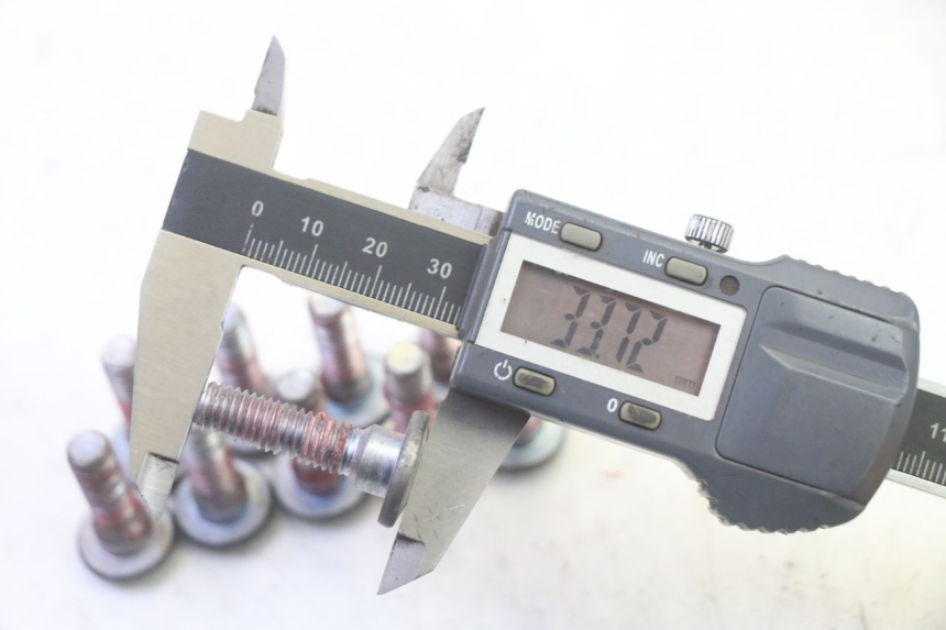 photo de BRAKE DISC BOLT KAWASAKI ZR 7 750 (1999 - 2001) - Alternative perspective